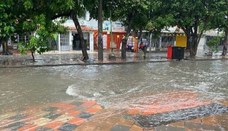 El agua se rebasa sobre la acera e inunda algunas viviendas.