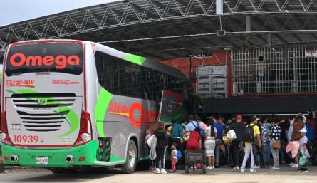 Hay autorizadas 6 empresas de transporte venezolanas para llevar pasajeros desde la Central de Transporte de Cúcuta hasta el Terminal de San Cristóbal. /Fotos: Jorge Gutiérrez / La Opinión 