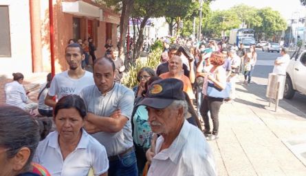 Largas colas para reclamar medicamentos produce el reclamo de los usuarios/Foto Orlando Carvajal/La Opinión