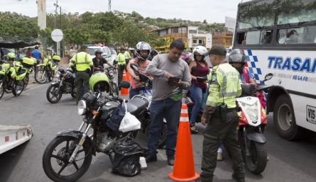 La Policía de Tránsito continuará ejerciendo sus funciones, trabajando articuladamente con los agentes de movilidad.  /Fotos: Archivo / La Opinión 