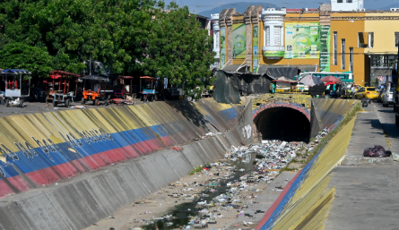Según Álvaro Contreras, el Canal Bogotá tiene alrededor de 17 kilómetros y pasa por 15 barrios de la ciudad. 