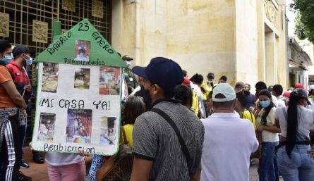 Durante la administración de Jairo Yáñez, las comunidades damnificadas tuvieron que plantarse frente al Palacio Municipal para ser escuchadas./Foto: Archivo / La Opinión 