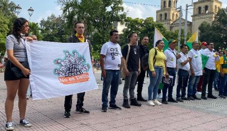 Los  líderes protestaron hasta el mediodía, esperando la llegada del alcalde Jorge Acevedo.