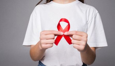 El lazo rojo simboliza el apoyo para las personas VIH positivas y con aquellos que conviven con el SIDA./