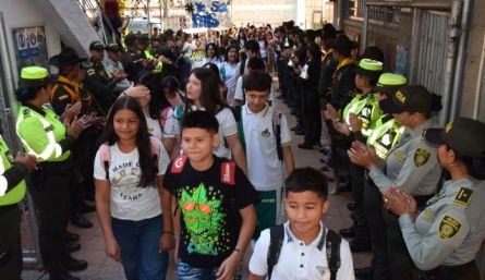 En Cúcuta, los estudiantes recibieron kits escolares por parte de la administración municipal. / Fotos: Cortesía / La Opinión 