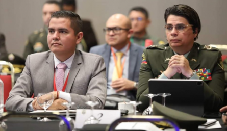 Diego Villamizar, secretario de Seguridad de Cúcuta, y Sandra Mora, comandante de la MECU, acudieron a la Cumbre de Asocapitales, en representanción de la administración municipal. 