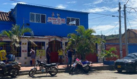 Algunos padres de familia acudieron al colegio para exigir una explicación y retirar a sus hijos del mismo./ Foto Valentina Robles Angarita / La Opinión
