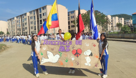 El acto protocolario se hizo bajo la celebración del sexto aniversario del megacolegio./Foto: Cortesía