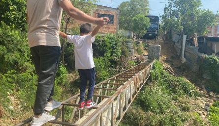 Algunos niños utilizan este 'puente' para ir a una escuela cercana.