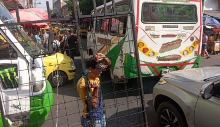 El mal parqueo y las ventas informales tienen atascada la movilidad en la avenida 7/Foto Orlando Carvajal/La Opinión