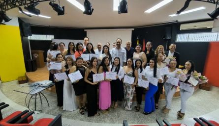Mujeres que se graduaron de Técnico en Electricidad Industrial/Foto Cortesía/La Opinión
