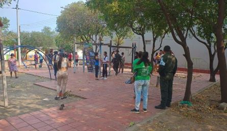 La comunidad y la Policía se reúnen a limpiar los parques. / Foto: Cortesía. 