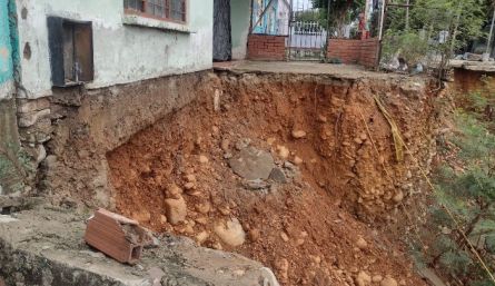 Varias viviendas de Doña Nidia están al borde del barranco./ Foto: Cortesía.
