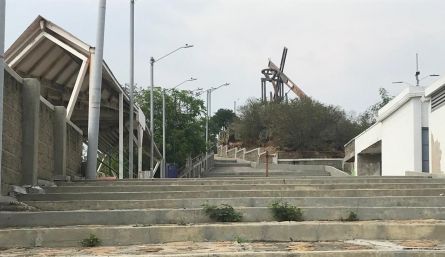 Las escaleras se están deteriorando. / Foto: Nicolás Mojica. 