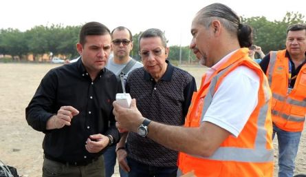 El director de Corponor, Humberto Camacho, dialoga con el técnico del Ideam sobre la prueba de los radiosondeos/Foto cortesía