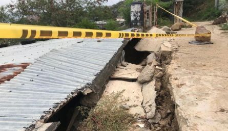 Sobre la calle y la vivienda pusieron cintas de seguridad para evitar que nadie pase por ahí. / Foto: Nicolás Mojica.