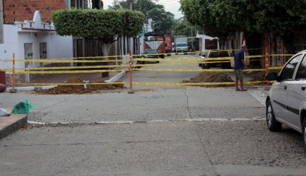 Las excavaciones se realizan en las esquinas de las calles del barrio./ Foto: Carlos Ramirez.