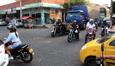 Por la falta de señalizaciones, los conductores no saben quién lleva la vía./ Foto: Carlos Ramírez.