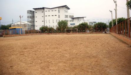 Cuando llueve es imposible jugar en esta cancha./ Foto: Carlos Ramirez. 