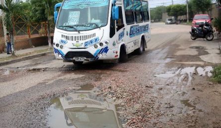 El pésimo estado de la malla vial afecta a la comunidad y al transporte público. /Foto: Carlos Ramirez. 