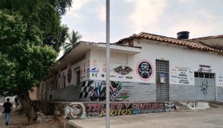 La casa en la que duermen los habitantes de calle, antes era un taller de mecánica de motocicletas. / Foto: Cortesía. 
