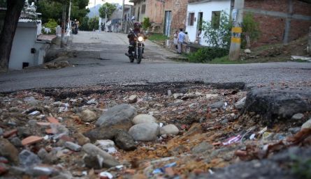 La avenida 6 con calle 8 es una de las vías en peores condiciones que tiene el barrio./ Foto: Carlos Ramirez.