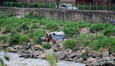 Vecinos y transeúntes observan con preocupación el aumento del número de ‘cambuches’ a los costados del Río Pamplonita.