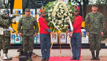 Así fue la entrega de la ofrenda floral.