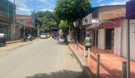 Establecimientos comerciales de todo tipo se pueden encontrar sobre la avenida 2./ Foto: Nicolás Mojica.