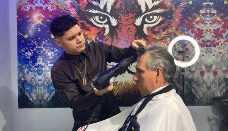 Alexander le explica a cada cliente el procedimiento a seguir con su cabello. / Foto: Valentina Robles / La Opinión