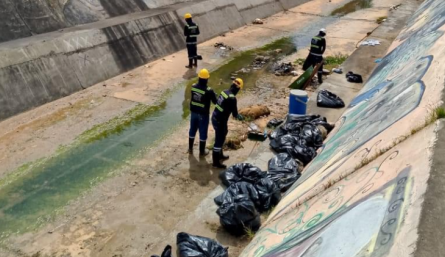 Aguas Kpital continúa con jornadas de limpieza al canal Bogotá.