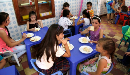 Alimentación y actividades recreativas se ofrece a los niños en esta fundación. 