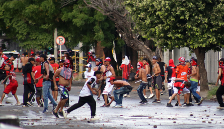 El escenario presentado después del encuentro deportivo dejó atemorizados a los residentes de Lleras y barrios aledaños al estadio. / Foto Carlos Ramirez/La Opinión