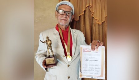 Juan ha recibido el premio del gran maestro de oro en el Congreso Nacional del Bambuco en Colombia 