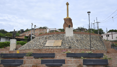 El monumento de la Columna de Bolívar se encuentra en abandono. / Foto: Archivo