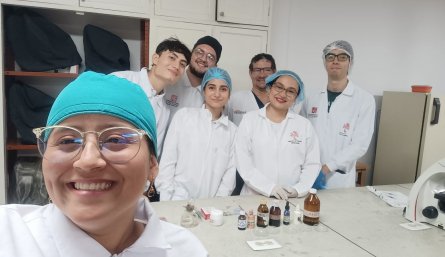 Los jóvenes están en el décimo semestre de Biotecnología./ Foto: Cortesía
