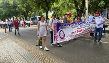 Los docentes iniciaron la marcha en el parque Simón Bolívar y se trasladaron hacia el parque Colón. / Foto: Nicolás Mojica.