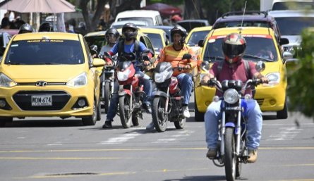Los proponentes de la ley señalan que la eliminación de la inmovilización en la mayoría de infracciones aliviará la carga financiera de los motociclistas, muchos de los cuales usan este medio de transporte para su trabajo diario./ Foto: Archivo / La Opinión 