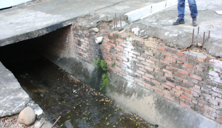 canal en Los Próceres, desprendiendo olores pestilentes. 