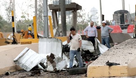 El peaje de la Autopista Internacional fue detonado con artefactos explosivos.  / Foto: Carlos Ramírez. / La Opinión.