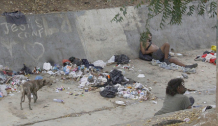 Habitantes de calle en el canal Bogotá.