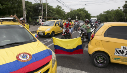 Taxistas estudian irse a paro.