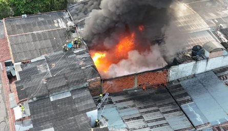 El cuerpo de bomberos atendió un incendio en el barrio San Miguel