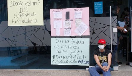 Karina Palacios se encadenó en Sanitas para exigir medicamentos para su hijo