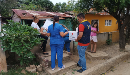 Entrega de ayudas humanitarias en barrio Antonia Santos. 