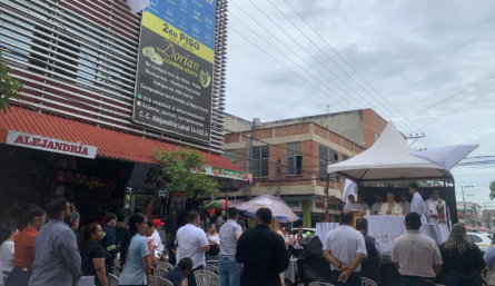 Misa campal afuera del centro comercial Alejandría.