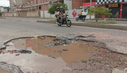 Este apenas es uno de los más de 50 huecos que tiene la vía/Foto Cortesía