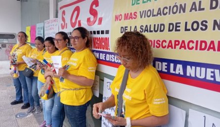 Madres de niños con discapacidades físicas protestan en las afueras de Nueva EPS/Foto Orlando Carvajal