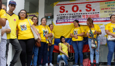 Madres protagonizaron plantón a las afueras de la Nueva Eps en Cúcuta.