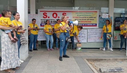 Madres protestantes por servicios de salud indispensables de sus hijos discapacitados.